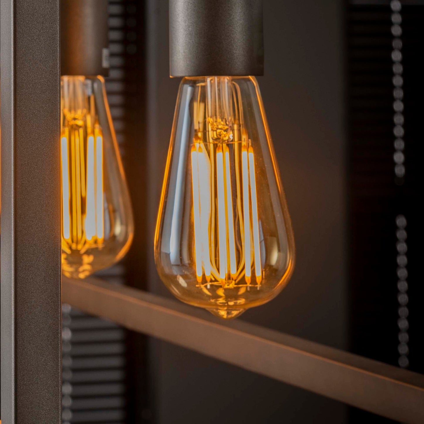 LED Filament Druppel Lichtbron - 6W E27 450lm 2100K dimbaar - 6,4x6,4x14 cm - Amberkleurig glas
