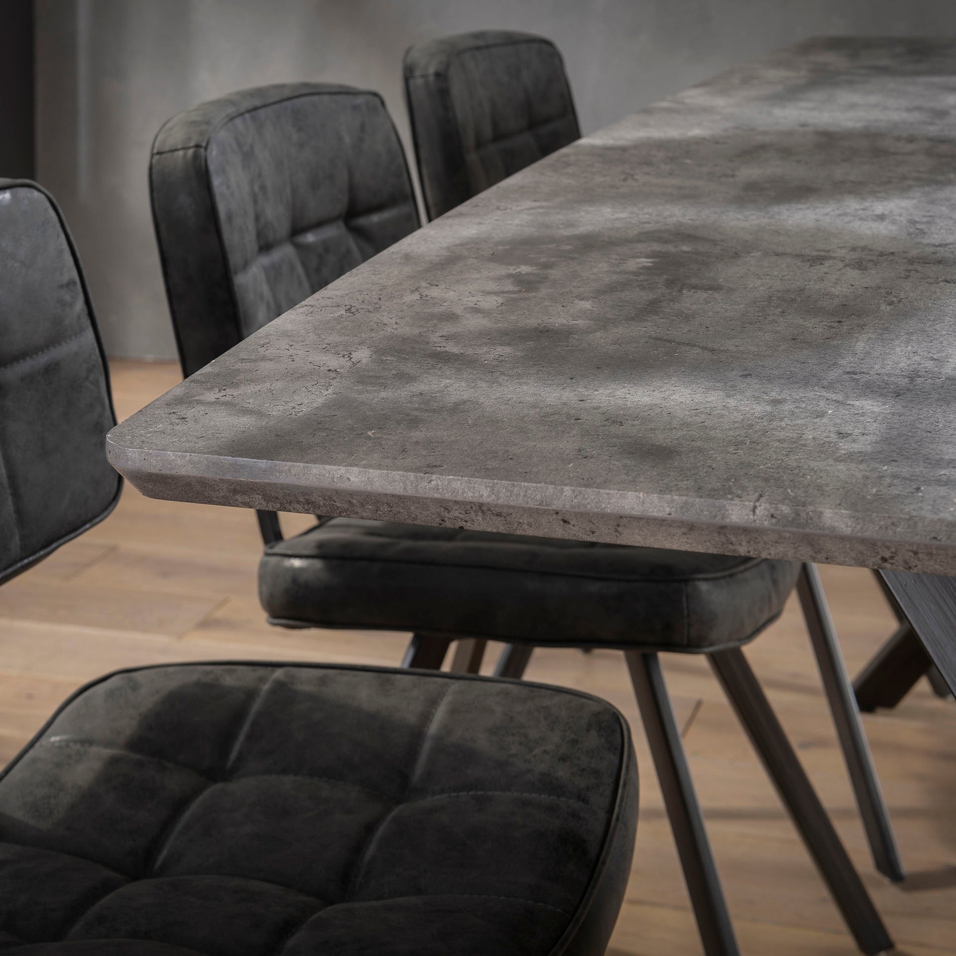Eetkamertafel 190 ovaal blad zwart gepoedercoat frame / 3D betonlook grijs