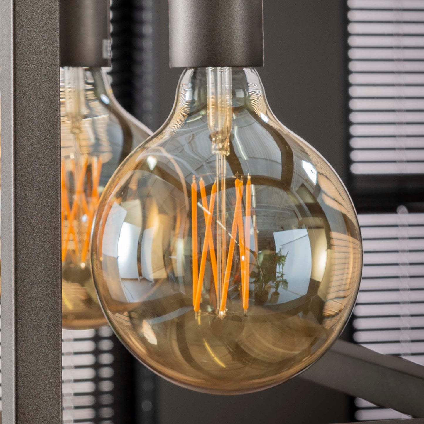 Lichtbron LED [G125] filament bol Ø12,5 - E27 6W dimbaar / Amberkleurig glas